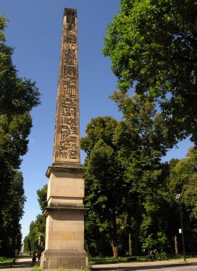 Obelisk am Hauptportal zum Park Sanssouci