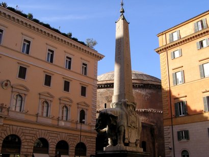 Berninis Elefant mit antikem Obelisk im Hintergrund Pantheon