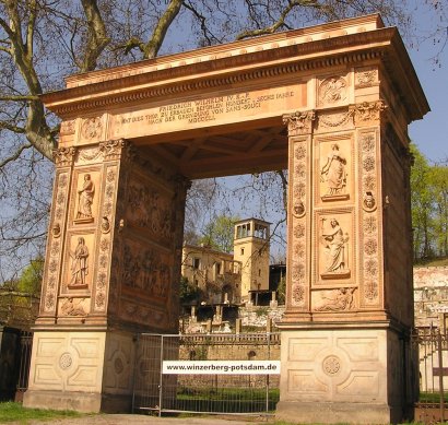 Potsdam Triumphtor am Winzerberg im Hintergrund Winzerhaus