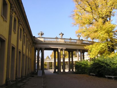 Blick auf mit Kolonnaden umschlossenen Ehrenhof auf der Nordseite Schloss Sanssouci