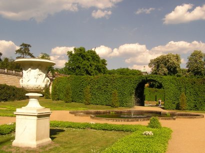 Schmuckvase Wasserspiel und Laubengang