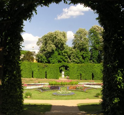 Blick aus dem Laubengang auf die zentrale Blumenrabatte