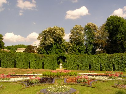 die zentrale Blumenrabatte inmitten eines Laubengangs