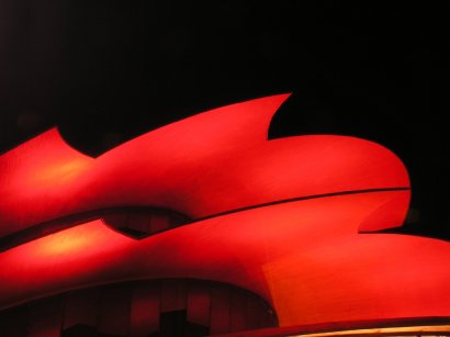 Detailaufnahme Dach Hans Otto Theater nachts