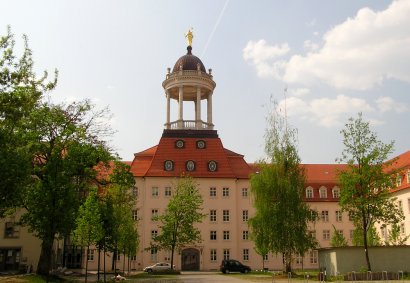 Blick vom Innenhof auf den Portalbau mit Monopteros